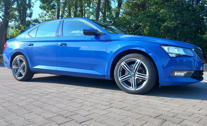 Skoda Superb cena 47900 przebieg: 298000, rok produkcji 2018 z Kutno małe 172